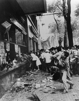 IMAGO History, Vietnamkrieg: 1955-1975 South Vietnamese smash windows during a military coup that toppled government of Ngo Dinh Diem in Saigon, November 1963. Courtesy Everett Collection PUBLICATIONXNOTxINxCANxCHNxFRAxITAxJPNxNORxPOLxRUSxESPxUKxUSA Copyright: xCourtesyxEverettxCollectionx HISL013 EC064