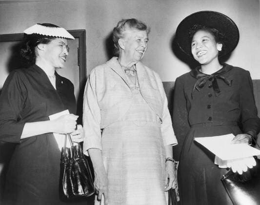 IMAGO History, U.S. BÃ¼rgerrechtsbewegung: 1954-1968 Eleanor Roosevelt, with two African American civil rights activists, Autherine Lucy, first black student to attend the University of Alabama, and Rosa Parks (left). They were attending a civil rights rally at Madison Square Garden, New York City in 1956. Courtesy Everett Collection PUBLICATIONXNOTxINxCANxCHNxFRAxITAxJPNxNORxPOLxRUSxESPxUKxUSA Copyright: xCourtesyxEverettxCollectionx HISL013 EC099