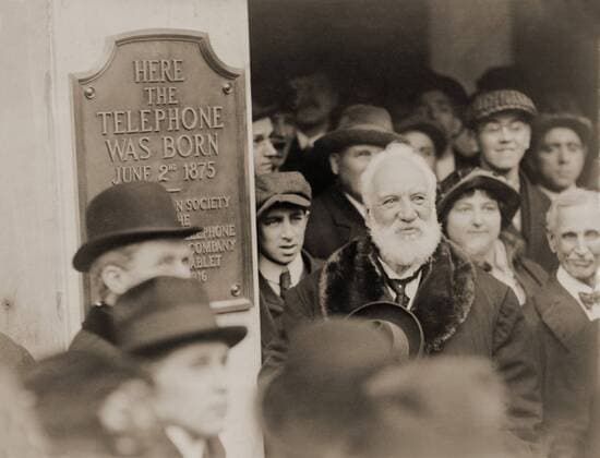 Alexander Graham Bell at the unveiling of a plaque commemorating the 1876 invention of the telephone, Boston, Mass., 1916. Courtesy Everett Collection PUBLICATIONXNOTxINxCANxCHNxFRAxITAxJPNxNORxPOLxRUSxESPxUKxUSA Copyright: xCourtesyxEverettxCollectionx HISL014 EC259