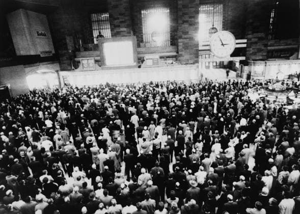 IMAGO History, Ermordung von US-PrÃ¤sident John F. Kennedy in Dallas, 1963 Hundreds of people gathered before a large screen television in New York s Grand Central Station to watch coverage of President Kennedy s funeral on November 25, 1963. Courtesy Everett Collection PUBLICATIONXNOTxINxCANxCHNxFRAxITAxJPNxNORxPOLxRUSxESPxUKxUSA Copyright: xCourtesyxEverettxCollectionx HISL020 EC049