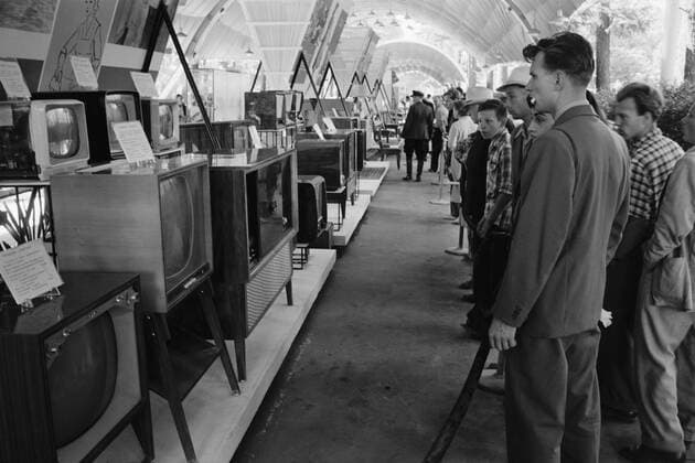 Russians looking at television sets at the American National Exhibition at Sokolniki Park in Moscow on August 5, 1959. A few day earlier the exhibition had been the site of the famous Nixon-Khrushchev kitchen debate. Courtesy Everett Collection PUBLICATIONXNOTxINxCANxCHNxFRAxITAxJPNxNORxPOLxRUSxESPxUKxUSA Copyright: xCourtesyxEverettxCollectionx HISL020 EC148