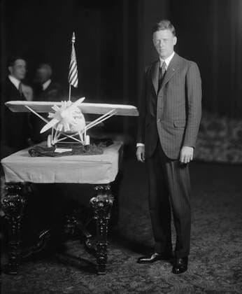 Charles Lindbergh 1902-1974 photographed beside a model of THE SPIRIT OF ST. LOUIS the plane in which he completed the first solo non-stop flight across the Atlantic Ocean from New York to Paris. Ca. 1927-28. LC-DIG-hec-21323 Courtesy Everett Collection PUBLICATIONXNOTxINxCANxCHNxFRAxITAxJPNxNORxPOLxRUSxESPxUKxUSA Copyright: xCourtesyxEverettxCollectionx HISL022 EC292