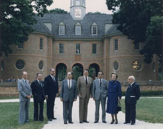 Class photo from the G-7 Economic Summit in Williamsburg Virginia left to right Pierre Trudeau Gaston Thorn Helmut Kohl Francois Mitterrand President Reagan Yasuhiro Nakasone Margaret Thatcher Amintore Fanfani. May 28-30 1983 (BSLOC_2011_2_21) Courtesy Everett Collection PUBLICATIONXNOTxINxCANxCHNxFRAxITAxJPNxNORxPOLxRUSxESPxUKxUSA Copyright: xCourtesyxEverettxCollectionx HISL023 EC125