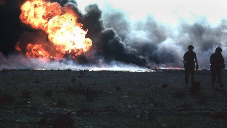 Burning Kuwaiti oil field during the First Gulf War in 1991. Retreating Iraqi troops set fire to Kuwait s oil fields. (BSLOC_2011_3_16) Courtesy Everett Collection PUBLICATIONXNOTxINxCANxCHNxFRAxITAxJPNxNORxPOLxRUSxESPxUKxUSA Copyright: xCourtesyxEverettxCollectionx HISL023 EC187