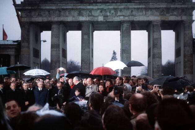Official opening of the Brandenburg Gate on the border of East and West Berlin on Dec. 22 1989. Attending leaders West German Chancellor Helmut Kohl East German President Hans Modrow and West and East Berlin Mayors Moper and Giczy. (BSLOC_2011_3_49) Courtesy Everett Collection PUBLICATIONXNOTxINxCANxCHNxFRAxITAxJPNxNORxPOLxRUSxESPxUKxUSA Copyright: xCourtesyxEverettxCollectionx HISL023 EC209