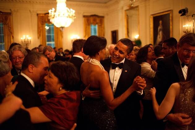 President and Michelle Obama dance to the music of Earth Wind and Fire at the Governors Ball in the White House. Michelle wears a deep purple sequined strapless gown by Peter Soronen with a multi-stranded necklace of pearls and crystals by Tom Binns. Fe Everett Collection(BSLOC_2011_7_116) PUBLICATIONXNOTxINxCANxCHNxFRAxITAxJPNxNORxPOLxRUSxESPxUKxUSA Copyright: xCourtesyxEverettxCollectionx HISL025 EC098