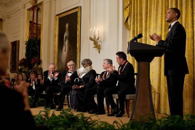 President Obama applauds Kennedy Center Honors recipients in the White House East Room. Seated on stage are Mel Brooks Dave Brubeck Grace Bumbry Robert De Niro and Bruce Springsteen. Dec. 6 2009., Photo by: Everett Collection(BSLOC_2011_7_35) Everett Collection(BSLOC_2011_7_35) PUBLICATIONXNOTxINxCANxCHNxFRAxITAxJPNxNORxPOLxRUSxESPxUKxUSA Copyright: xCourtesyxEverettxCollectionx HISL026 EC004