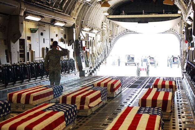 Flag draped coffins of five US soldiers killed at Fort Hood. 13 were killed and 38 injured on Nov. 5 2009 by US Army major Nidal Malik Hasan an American-born Muslim of Palestinian descent. (BSLOC_2011_12_355) Courtesy Everett Collection PUBLICATIONXNOTxINxCANxCHNxFRAxITAxJPNxNORxPOLxRUSxESPxUKxUSA Copyright: xCourtesyxEverettxCollectionx HISL027 EC280