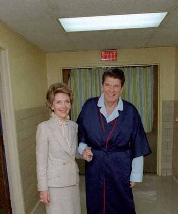 President Ronald Reagan with wife Nancy in George Washington Hospital four days after the assassination attempt by John Hinckley. April 3 1981. Courtesy Everett Collection PUBLICATIONXNOTxINxCANxCHNxFRAxITAxJPNxNORxPOLxRUSxESPxUKxUSA Copyright: xCourtesyxEverettxCollectionx HISL028 EC252