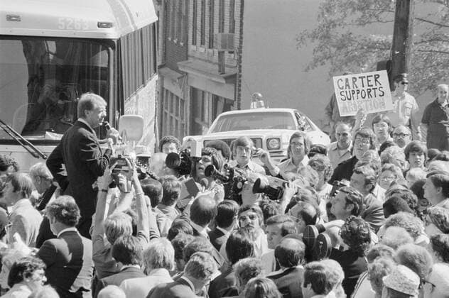 Presidential candidate Jimmy Carter speaking to a crowd at a campaign stop in Pittsburgh Pennsylvania. A demonstrator holds up a sign reading Carter Supports Abortion. Sept 8 1976. Courtesy Everett Collection PUBLICATIONXNOTxINxCANxCHNxFRAxITAxJPNxNORxPOLxRUSxESPxUKxUSA Copyright: xCourtesyxEverettxCollectionx HISL029 EC161