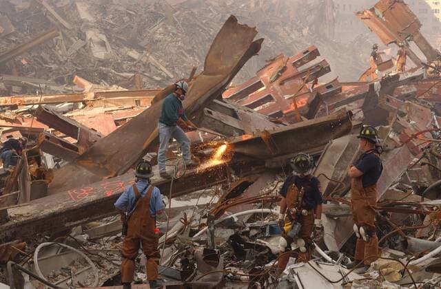 IMAGO History, AnschlÃ¤ge vom 11. September aus New York und Washington D.C 20 Jahre AnschlÃ¤ge vom 11. September: World Trade Center Dwarfed by the debris from the World Trade Center metal workers cut though the rubble pile in a futile search for survivors a week after the attacks, September 19, 2001. Photo: Everett Collection Courtesy Everett Collection PUBLICATIONXNOTxINxCANxCHNxFRAxITAxJPNxNORxPOLxRUSxESPxUKxUSA Copyright: xCourtesyxEverettxCollectionx HISL029 EC205