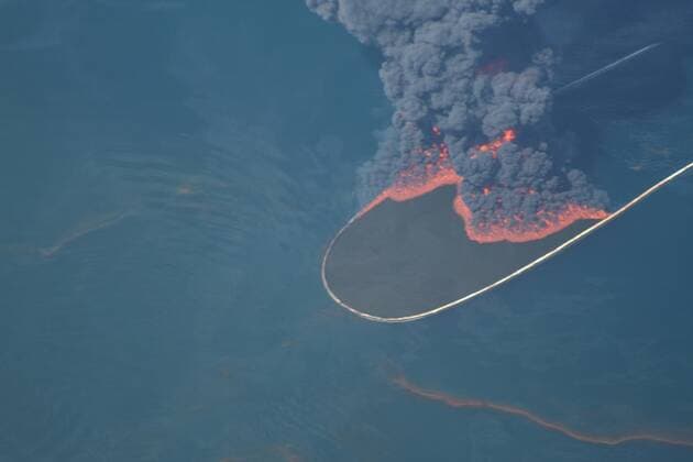 IMAGO Nature: Unsere Erde, Ressourcen, ErdÃ¶l Open-water burn of oil from British Petroleum s Deepwater Horizon offshore drilling rig on May 7 two weeks after the initial explosion on April 21 2011. Courtesy Everett Collection PUBLICATIONXNOTxINxCANxCHNxFRAxITAxJPNxNORxPOLxRUSxESPxUKxUSA Copyright: xCourtesyxEverettxCollectionx HISL029 EC259