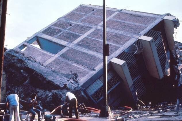 Mexico City Earthquake of September 19 1985 broke this modern eight-story building in two. The magnitude 8.1 earthquake lasted for two minutes and killed approximately 10 000 people. Courtesy Everett Collection PUBLICATIONXNOTxINxCANxCHNxFRAxITAxJPNxNORxPOLxRUSxESPxUKxUSA Copyright: xCourtesyxEverettxCollectionx HISL030 EC080