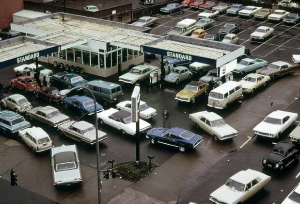 Bird s eye view of a gas station in Portland Oregon with cars lined up to receive only five gallons of fuel during the 1973-74 energy crisis. Courtesy Everett Collection PUBLICATIONXNOTxINxCANxCHNxFRAxITAxJPNxNORxPOLxRUSxESPxUKxUSA Copyright: xCourtesyxEverettxCollectionx HISL031 EC229