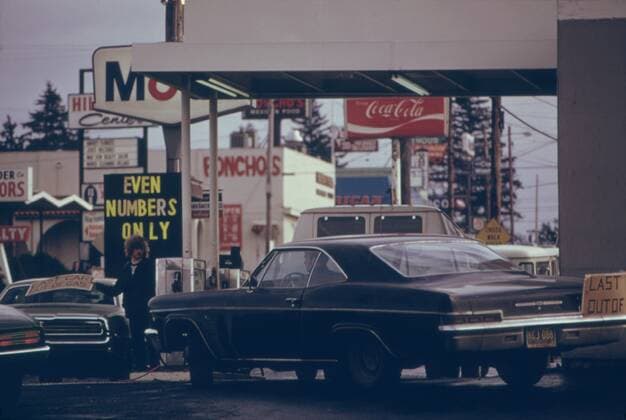Even Numbers Only reads a sign after Oregon was the first US state to use a system of odd and even license plate numbers during the 1973-74 energy crisis. Even with this system the car carries a notice that the station has run out of gas to sell. Courtesy Everett Collection PUBLICATIONXNOTxINxCANxCHNxFRAxITAxJPNxNORxPOLxRUSxESPxUKxUSA Copyright: xCourtesyxEverettxCollectionx HISL031 EC231