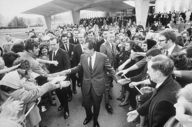 President Nixon shaking hands with CIA employees after speaking at the CIA headquarters. March 7 1969. Courtesy Everett Collection PUBLICATIONXNOTxINxCANxCHNxFRAxITAxJPNxNORxPOLxRUSxESPxUKxUSA Copyright: xCourtesyxEverettxCollectionx HISL032 EC132
