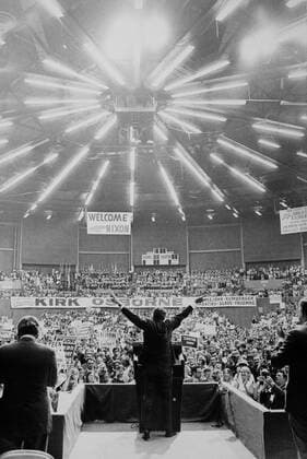 President Richard Nixon making his signature V gesture while speaking to a Florida crowd. Ca. 1969-74. Courtesy Everett Collection PUBLICATIONXNOTxINxCANxCHNxFRAxITAxJPNxNORxPOLxRUSxESPxUKxUSA Copyright: xCourtesyxEverettxCollectionx HISL032 EC133
