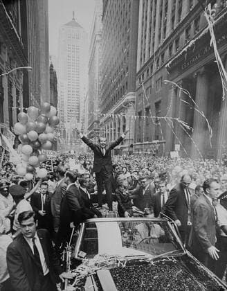 Nixon 1968 Presidential Campaign. Richard Nixon, with wife Pat Nixon, in a campaign motorcade. He is standing on the back of car gesturing his V sign during a ticker tape parade in Chicago, Illinois, September 4, 1968. Courtesy Everett Collection PUBLICATIONXNOTxINxCANxCHNxFRAxITAxJPNxNORxPOLxRUSxESPxUKxUSA Copyright: xCourtesyxEverettxCollectionx HISL032 EC139