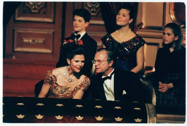 Drottning Silvia fyller 50 ar. Silvia, drottning Sverige med Madeleine, prinsessa Sverige, Carl Philip, prins Sverige, Victoria, prinsessa, kronprinsessa Sverige och Carl XVI Gustaf, kung Sverige, familjen 1993-12-22 (c) JOHANSSON BIBBI Aftonbladet IBL Bildbyra * * * EXPRESSEN OUT * * * AFTONBLADET 4186 kungahus Sverige x2512x *** Queen Silvia celebrates 50 years of Silvia, Queen Sweden with Madeleine, Princess Sweden, Carl Philip, Prince Sweden, Victoria, Princess, Crown Princess Sweden and Carl XVI Gustaf, King Sweden, family 1993 12 22 c JOHANSSON BIBBI Aftonbladet IBL Bildbyra THE EXPRESS AFTONBLADET 4186 royal house Sweden x2512x,  Copyright: xBibbixJohansson Aftonbladet TTx