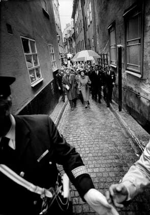 Stockholm 1983-05-26 Brittiskt statsbesök. Polisen röjer väg för prins Philip och drottning Elizabeth under deras rundvandring i Gamla Stan. Stockholm Sverige x12014x *** Stockholm 1983 05 26 British State Visit Police reveal way for Prince Philip and Queen Elizabeth during their tour of Old Town Stockholm Sweden x12014x,  Copyright: xKentxÖstlund SvD TTx DROTTNING ELIZABETH SVERIGEBESÖK