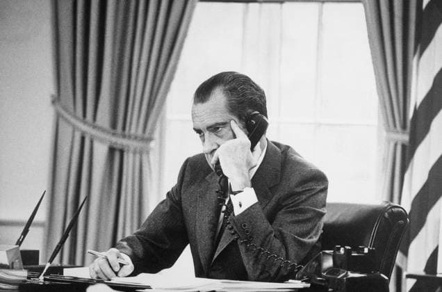 Richard Nixon on the phone in the oval office. Ca. 1969-74. Courtesy Everett Collection PUBLICATIONXNOTxINxCANxCHNxFRAxITAxJPNxNORxPOLxRUSxESPxUKxUSA Copyright: xCourtesyxEverettxCollectionx HISL032 EC176