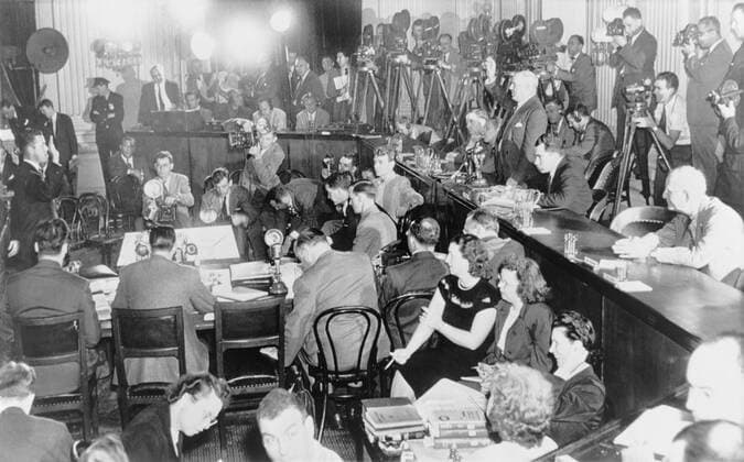 HUAC lead investigator H.A. Smith standing on right swears in Rep. J. Parnell Thomas worked to expose communists in the film industry. Freshman Congressman Richard Nixon sits next to Smith. Oct. 21 1947. Courtesy Everett Collection PUBLICATIONXNOTxINxCANxCHNxFRAxITAxJPNxNORxPOLxRUSxESPxUKxUSA Copyright: xCourtesyxEverettxCollectionx HISL032 EC180