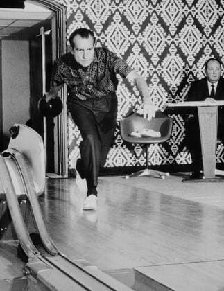 Richard Nixon bowling at the White House bowling alley. 1970. Courtesy Everett Collection PUBLICATIONXNOTxINxCANxCHNxFRAxITAxJPNxNORxPOLxRUSxESPxUKxUSA Copyright: xCourtesyxEverettxCollectionx HISL032 EC194