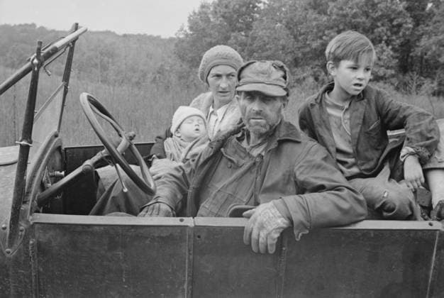 A destitute family with their old car in Ozark Mountains during the Great Depression. Oct. 1935 photo by Ben Shahn. Courtesy Everett Collection PUBLICATIONXNOTxINxCANxCHNxFRAxITAxJPNxNORxPOLxRUSxESPxUKxUSA Copyright: xCourtesyxEverettxCollectionx HISL032 EC274