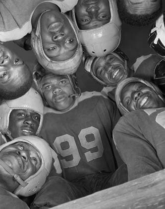Africans American football huddle at Bethune-Cookman College. Jan. 1943 photo by Gordon Parks. Courtesy Everett Collection PUBLICATIONXNOTxINxCANxCHNxFRAxITAxJPNxNORxPOLxRUSxESPxUKxUSA Copyright: xCourtesyxEverettxCollectionx HISL033 EC114