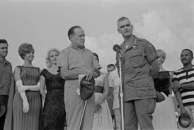 General William Westmoreland, thanks entertainer Bob Hope at his 1965 USO Christmas tour to entertain US troops in Vietnam. Dec 24, 1965. Courtesy Everett Collection PUBLICATIONXNOTxINxCANxCHNxFRAxITAxJPNxNORxPOLxRUSxESPxUKxUSA Copyright: xCourtesyxEverettxCollectionx HISL033 EC340