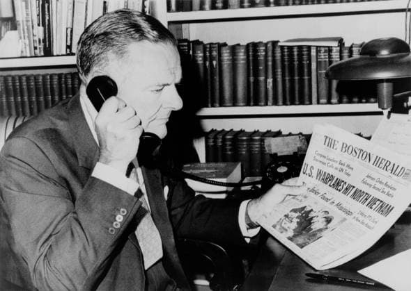 Henry Cabot Lodge, US ambassador of Vietnam (1963-1967), reading a newspaper headline about the Gulf of Tonkin incident. August 5, 1964. Courtesy Everett Collection PUBLICATIONXNOTxINxCANxCHNxFRAxITAxJPNxNORxPOLxRUSxESPxUKxUSA Copyright: xCourtesyxEverettxCollectionx HISL033 EC341
