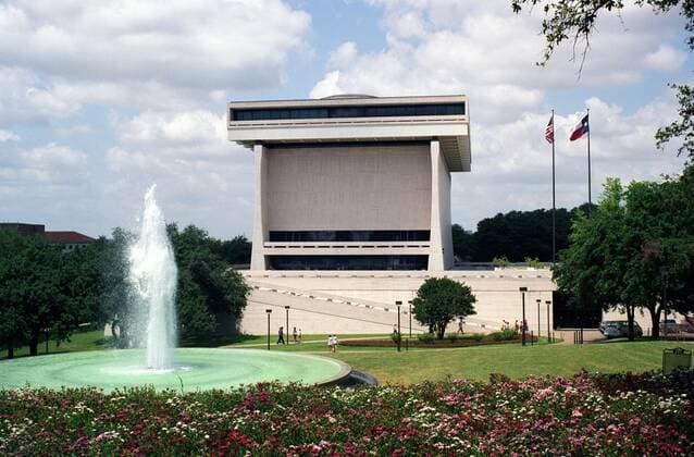 Architektur von Gordon Bunshaft Lyndon Johnson Library and Museum in Austin, Texas. The building was designed by the prestigious firm, Skidmore, Owings, and Merrill, with Gordon Bunshaft as head architect. It opened on May 22, 1971. Courtesy Everett Collection PUBLICATIONXNOTxINxCANxCHNxFRAxITAxJPNxNORxPOLxRUSxESPxUKxUSA Copyright: xCourtesyxEverettxCollectionx HISL033 EC419