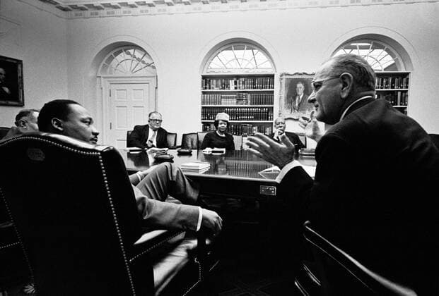 Lyndon Johnson meeting with civil rights leaders at the White House. In the foreground are LBJ and Martin Luther King, Jr. In the background are Andy Biemiller, Dorothy Height, and A. Philip Randolph. March 18, 1966. Courtesy Everett Collection PUBLICATIONXNOTxINxCANxCHNxFRAxITAxJPNxNORxPOLxRUSxESPxUKxUSA Copyright: xCourtesyxEverettxCollectionx HISL033 EC427