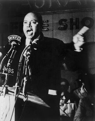 James Farmer (1920-1999), co-founder of the Congress of Racial Equality, speaking before microphones outside Hotel Theresa in Harlem, NYC. 1965. Courtesy Everett Collection PUBLICATIONXNOTxINxCANxCHNxFRAxITAxJPNxNORxPOLxRUSxESPxUKxUSA Copyright: xCourtesyxEverettxCollectionx HISL033 EC471
