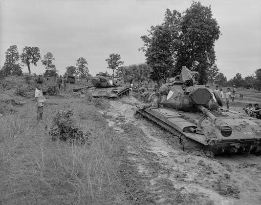 IMAGO History, Vietnamkrieg: 1955-1975 Vietnam War. Two US Marine tanks stuck in deep mud in northeastern Thailand during Operation Bold Mariner. It s objective was to find Viet Cong, their tunnels and hiding places among the among the civilian popular. Jan. 1969 Courtesy Everett Collection PUBLICATIONXNOTxINxCANxCHNxFRAxITAxJPNxNORxPOLxRUSxESPxUKxUSA Copyright: xCourtesyxEverettxCollectionx HISL033 EC572