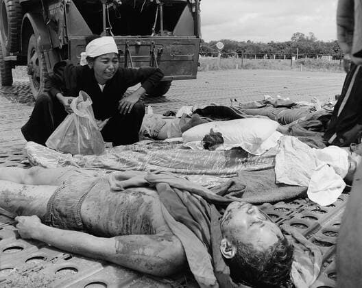 IMAGO History, Vietnamkrieg: 1955-1975 Vietnam War. South Vietnamese soldier s widow weeps over the body of her husband, one of the South Vietnamese Army casualties suffered in the war with the Viet Cong. 1965. Courtesy Everett Collection PUBLICATIONXNOTxINxCANxCHNxFRAxITAxJPNxNORxPOLxRUSxESPxUKxUSA Copyright: xCourtesyxEverettxCollectionx HISL033 EC582