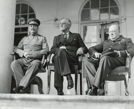 Josef Stalin, Franklin Roosevelt, and Winston Churchill at the WW2 Teheran Conference. It was the first face to face meeting of Franklin and Churchill with Stalin. Nov. 29, 1943 (BSLOC_2013_5_179) Courtesy Everett Collection PUBLICATIONXNOTxINxCANxCHNxFRAxITAxJPNxNORxPOLxRUSxESPxUKxUSA Copyright: xCourtesyxEverettxCollectionx HISL035 EC224