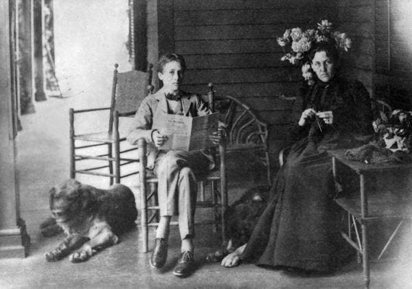 Franklin D. Roosevelt with dog, Monk, and his mother in Hyde Park. June 1898. Sara Delano Roosevelt is knitting. (BSLOC_2013_6_12) Courtesy Everett Collection PUBLICATIONXNOTxINxCANxCHNxFRAxITAxJPNxNORxPOLxRUSxESPxUKxUSA Copyright: xCourtesyxEverettxCollectionx HISL035 EC375