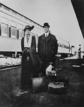 BerÃ¼hmte Feministinnen, Eleanor Roosevelt Franklin and Eleanor Roosevelt at a train station with luggage. 1910. (BSLOC_2013_6_26) Courtesy Everett Collection PUBLICATIONXNOTxINxCANxCHNxFRAxITAxJPNxNORxPOLxRUSxESPxUKxUSA Copyright: xCourtesyxEverettxCollectionx HISL035 EC485