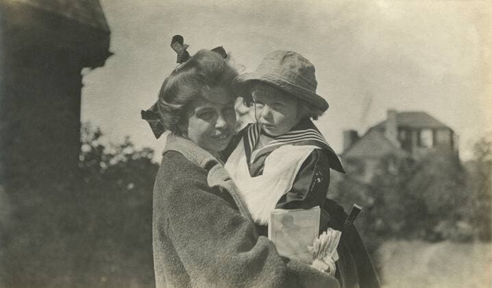 BerÃ¼hmte Feministinnen, Eleanor Roosevelt Eleanor Roosevelt holding her son, Elliott. Campobello Island, Aug. 14, 1913. The photo was likely taken by Franklin Roosevelt. (BSLOC_2013_6_29) Courtesy Everett Collection PUBLICATIONXNOTxINxCANxCHNxFRAxITAxJPNxNORxPOLxRUSxESPxUKxUSA Copyright: xCourtesyxEverettxCollectionx HISL035 EC488