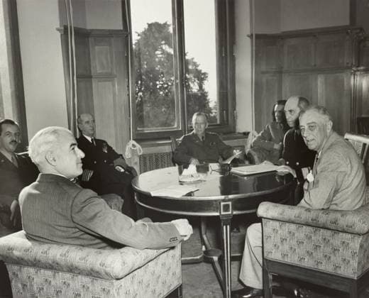 President Franklin Roosevelt and Americans at the WW2 Yalta Conference. Feb. 4, 1945. L-R: Sec. of State, Edward Stettinius; Maj. Gen. L. S. Kuter; Adm. E. J. King; Gen. George Marshall, Amb. Averill Harriman, Adm. William Leahy, and Pres. Roosevelt. Liva Courtesy Everett Collection PUBLICATIONXNOTxINxCANxCHNxFRAxITAxJPNxNORxPOLxRUSxESPxUKxUSA Copyright: xCourtesyxEverettxCollectionx HISL035 EC518