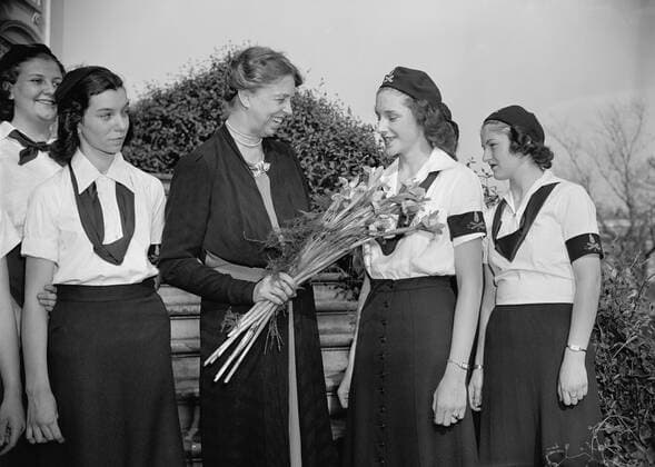 BerÃ¼hmte Feministinnen, Eleanor Roosevelt Eleanor Roosevelt greets Camp Fire Girls at the White House. April 15, 1948. (BSLOC_2013_6_58) Courtesy Everett Collection PUBLICATIONXNOTxINxCANxCHNxFRAxITAxJPNxNORxPOLxRUSxESPxUKxUSA Copyright: xCourtesyxEverettxCollectionx HISL035 EC520