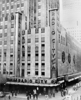 Radio City Music Hall, New York City, April 11, 1939. It was designed by Edward Durell Stone, in the Art Deco style and opened in 1932. (BSLOC_2013_8_230) Courtesy Everett Collection PUBLICATIONXNOTxINxCANxCHNxFRAxITAxJPNxNORxPOLxRUSxESPxUKxUSA Copyright: xCourtesyxEverettxCollectionx HISL035 EC879