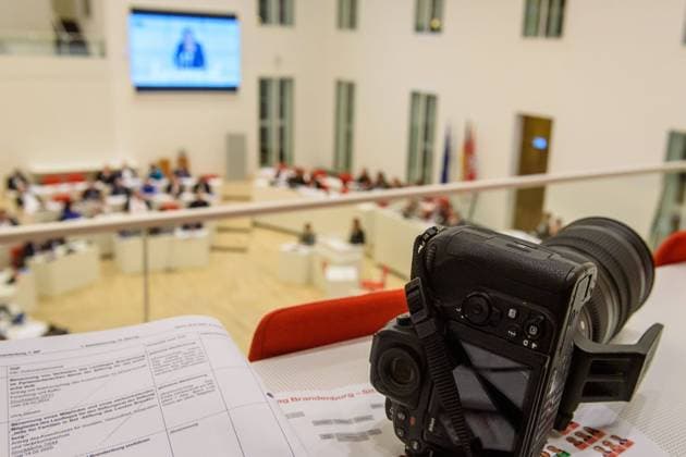 Potsdam, Sitzung des Landtags Brandenburg Deutschland, Potsdam - 27.02.2020: Im Bild ist eine Kamera, der Entwurf der Tagesordnung und im Hintergrund der Plenarsaal des Landtags Brandenburg zu sehen. Potsdam Landtag Brandenburg Brandenburg Deutschland *** Potsdam, meeting of the Brandenburg Landtag Germany, Potsdam 27 02 2020 The picture shows a camera, the draft agenda and in the background the plenary hall of the Brandenburg Landtag Potsdam Brandenburg Landtag Brandenburg Germany