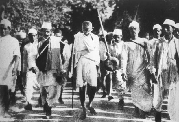 Mohandas Gandhi on the Salt March in 1930. He walked from 240 miles to the sea coast to produce salt without paying the British colonial tax. (BSLOC_2013_9_95) Courtesy Everett Collection PUBLICATIONXNOTxINxCANxCHNxFRAxITAxJPNxNORxPOLxRUSxESPxUKxUSA Copyright: xCourtesyxEverettxCollectionx HISL036 EC237