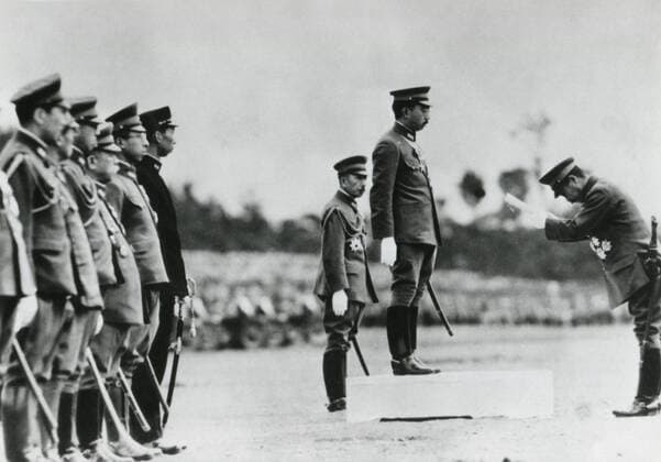 IMAGO History, Zweiter Weltkrieg: 1939 - 1945 Emperor Hirohito delivering a message to Japanese War Minister, Lt. General Hideki Tojo. They were at a military review to mark the 2600th anniversary of the founding of the Japanese Empire. Oct. 21, 1941. (BSLOC_2013_11_126) Courtesy Everett Collection PUBLICATIONXNOTxINxCANxCHNxFRAxITAxJPNxNORxPOLxRUSxESPxUKxUSA Copyright: xCourtesyxEverettxCollectionx HISL036 EC272