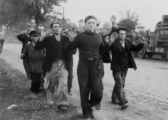 Polish civilian men taken as prisoners of war by German invaders. First month of World War 2, Sept. 1939. (BSLOC_2013_11_33) Courtesy Everett Collection PUBLICATIONXNOTxINxCANxCHNxFRAxITAxJPNxNORxPOLxRUSxESPxUKxUSA Copyright: xCourtesyxEverettxCollectionx HISL036 EC383