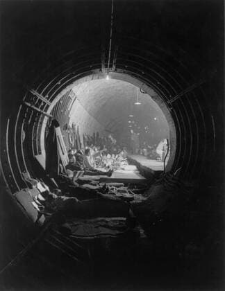 World War 2, Battle of Britain. Subway tunnel which has been converted into air raid shelter. West End, London. Ca. 1940-41. (BSLOC_2013_11_95) Courtesy Everett Collection PUBLICATIONXNOTxINxCANxCHNxFRAxITAxJPNxNORxPOLxRUSxESPxUKxUSA Copyright: xCourtesyxEverettxCollectionx HISL036 EC450