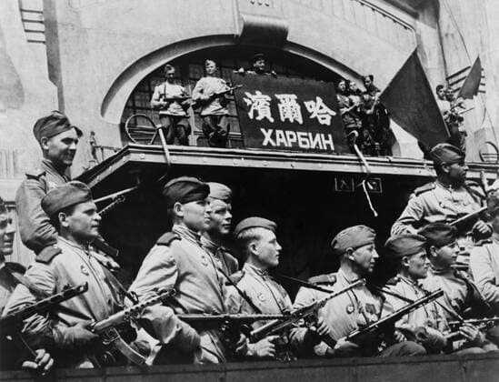 Soviet soldiers in Harbin, China, during the last days of World War 2. The Soviet Union declared war on Japan on Aug. 8, 1945, and invaded Manchuria, and Japanese held north east China. Photo by Yevgeny Khaldei. (BSLOC_2013-12_26) Courtesy Everett Collection PUBLICATIONXNOTxINxCANxCHNxFRAxITAxJPNxNORxPOLxRUSxESPxUKxUSA Copyright: xCourtesyxEverettxCollectionx HISL036 EC593