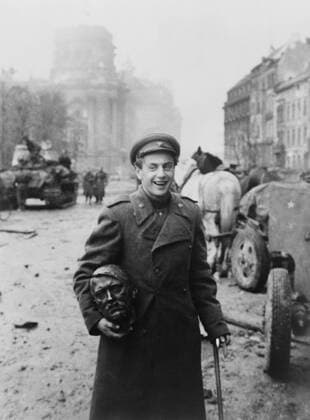 World War 2, Battle of Berlin, April 16- May 2, 1945. Berlin--The End! , 1945 photo by Yevgeny Khaldei. A smiling Russian soldier holds his souvenir, the head of a statue of Adolf Hitler. Photo by Yevgeny Khaldei. (BSLOC_2013-12_28) Courtesy Everett Collection PUBLICATIONXNOTxINxCANxCHNxFRAxITAxJPNxNORxPOLxRUSxESPxUKxUSA Copyright: xCourtesyxEverettxCollectionx HISL036 EC595